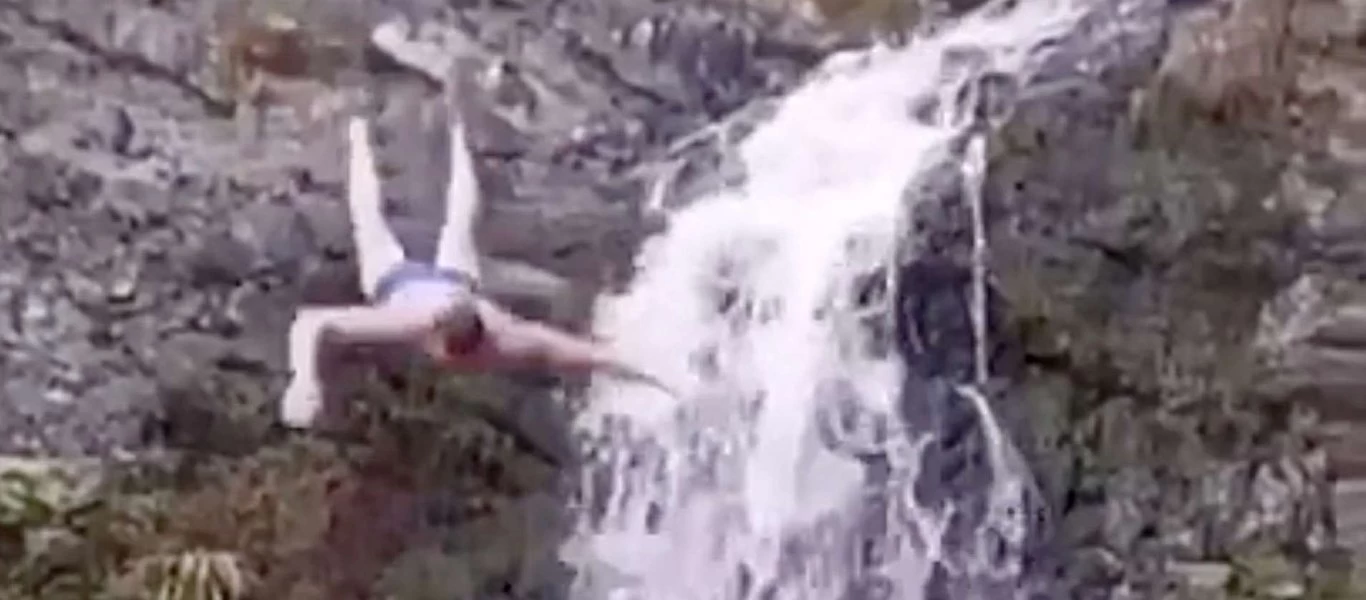 Άνδρας βουτάει από καταρράκτη με το κεφάλι και προσγειώνεται σε βράχια (βίντεο)